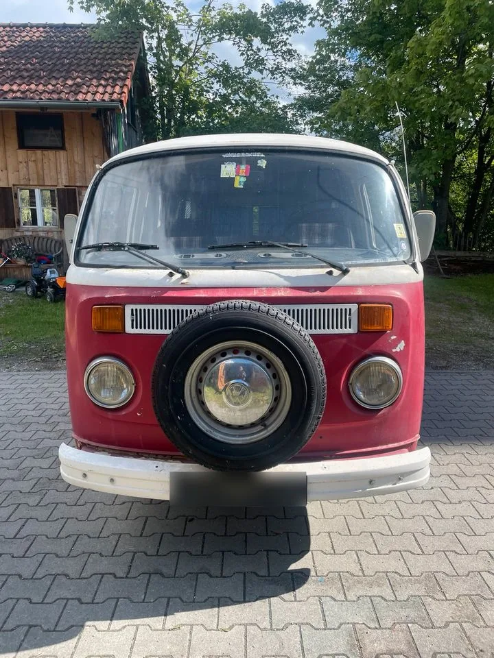 VW T2 Camper – rotes Exempel, zum Wohnmobil umgebaut, Bastlerfahrzeug