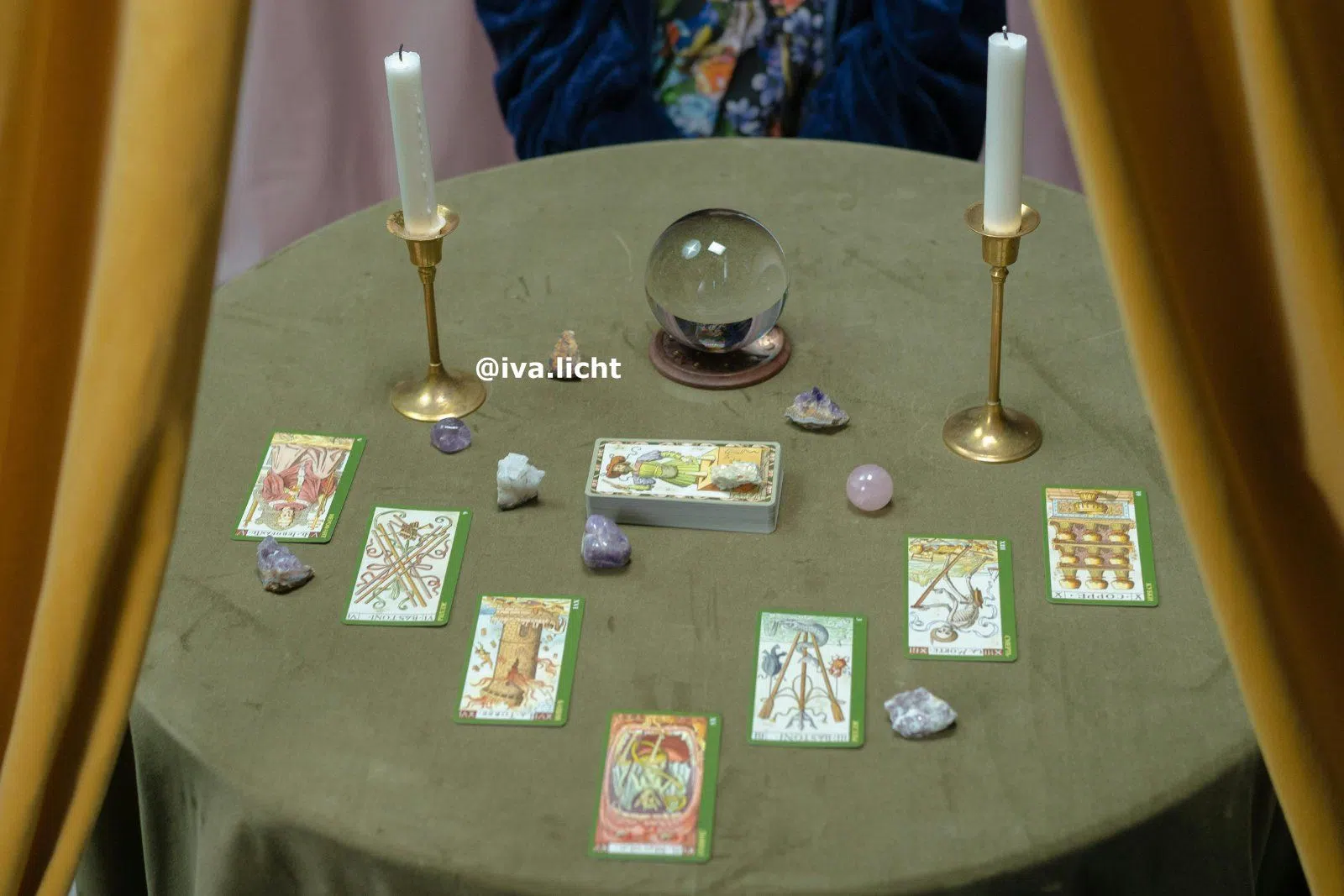 Kartenlegen Tarot online | Kartenlegen lassen mit Erfahrung
