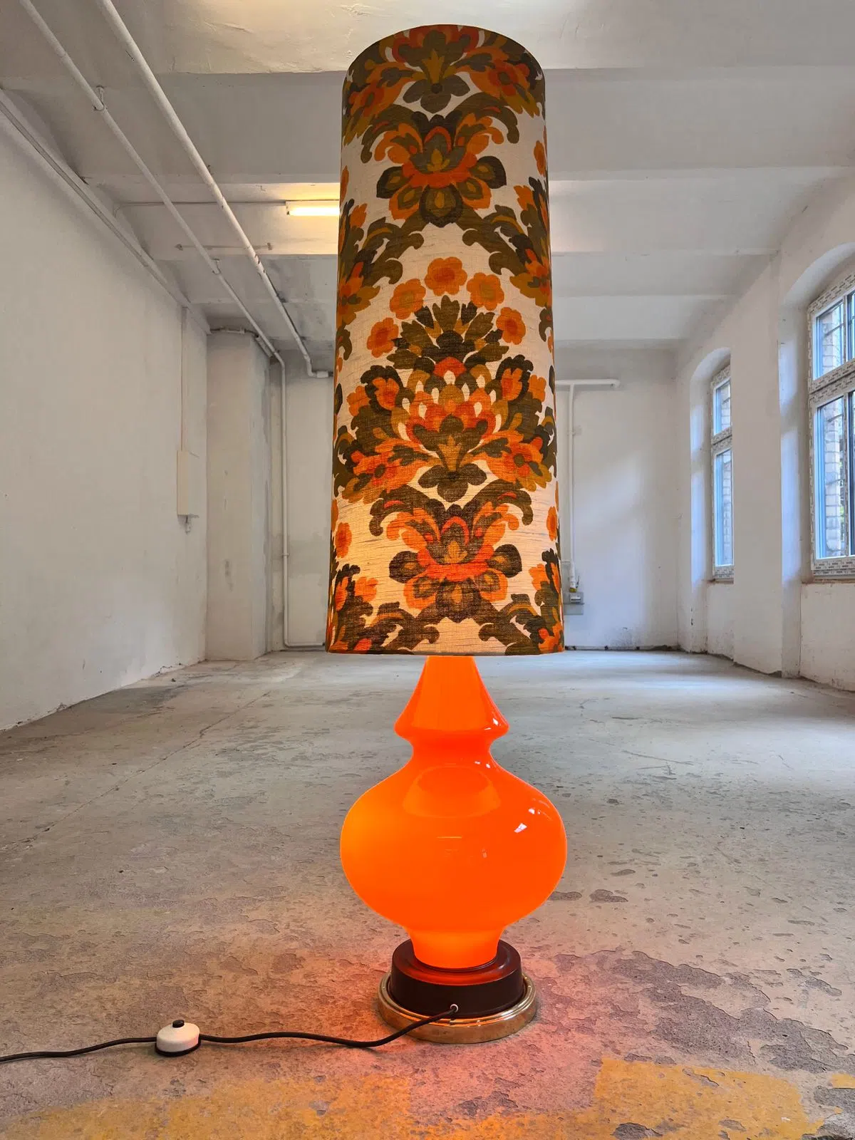 Stehlampe orange mit leuchtendem Glasfuß und 70er Schirm Flowerpower Ära Vintage Klassiker