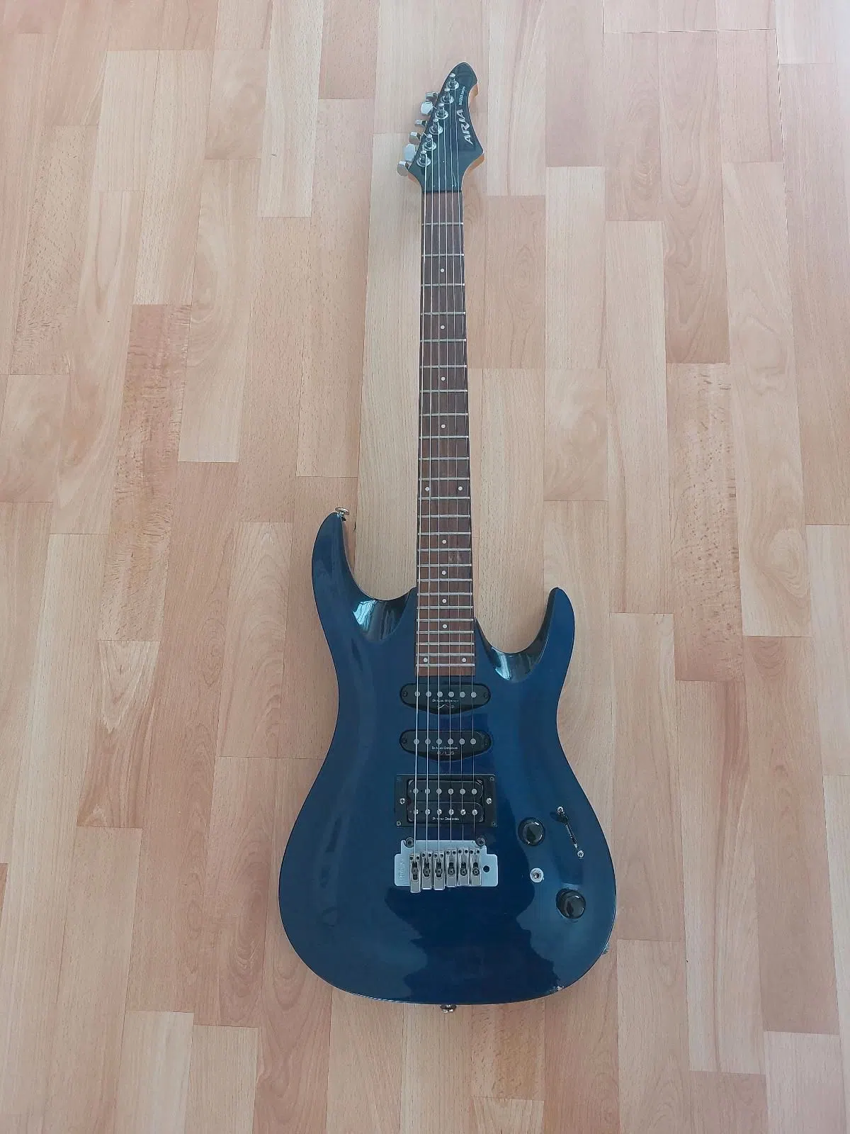 E-Gitarre in Dunkelblau