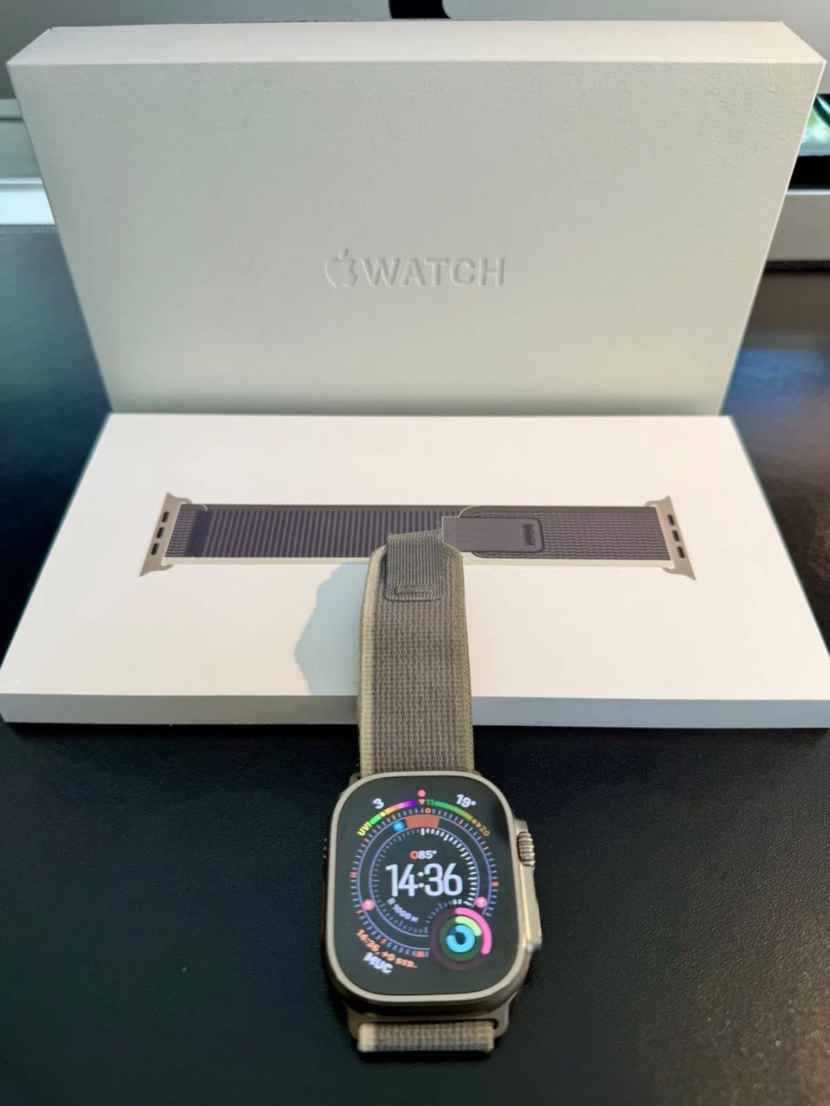 Apple Watch Ultra 2, 49 mm Titan Natur, Trail Loop grau
