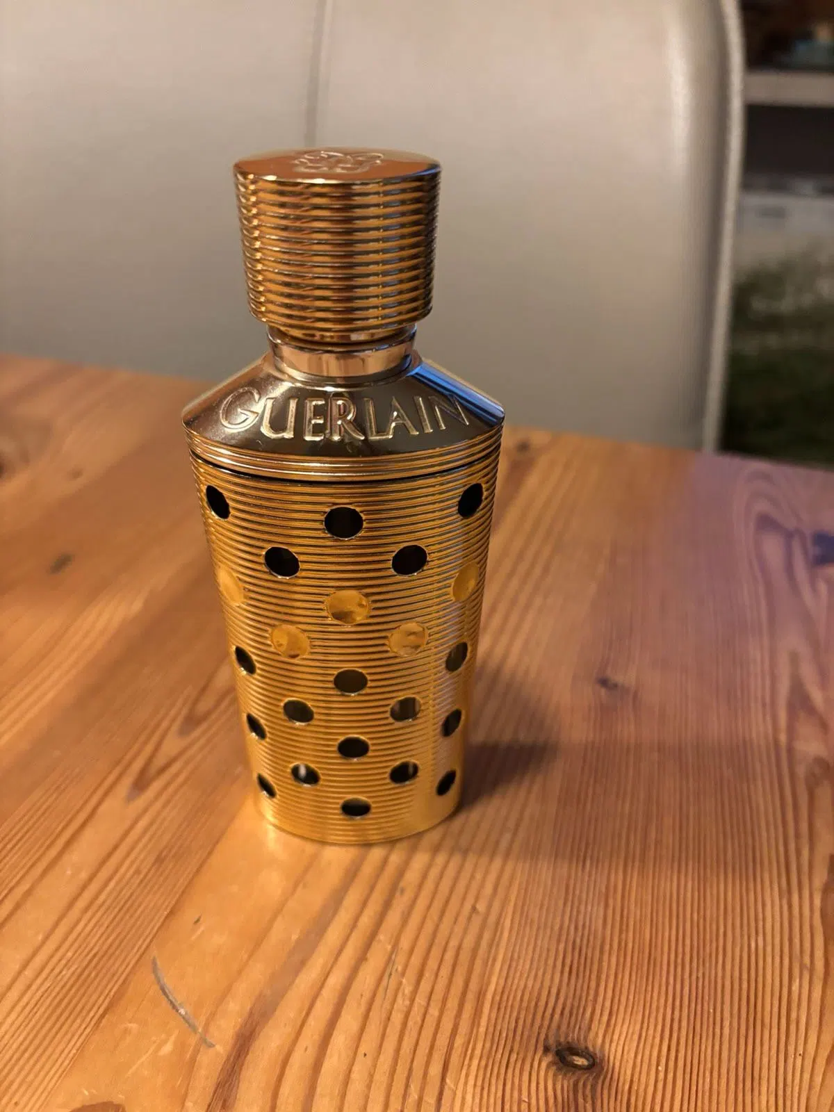 Guerlain Nahema Parfumflakon leer mit goldener Hülle
