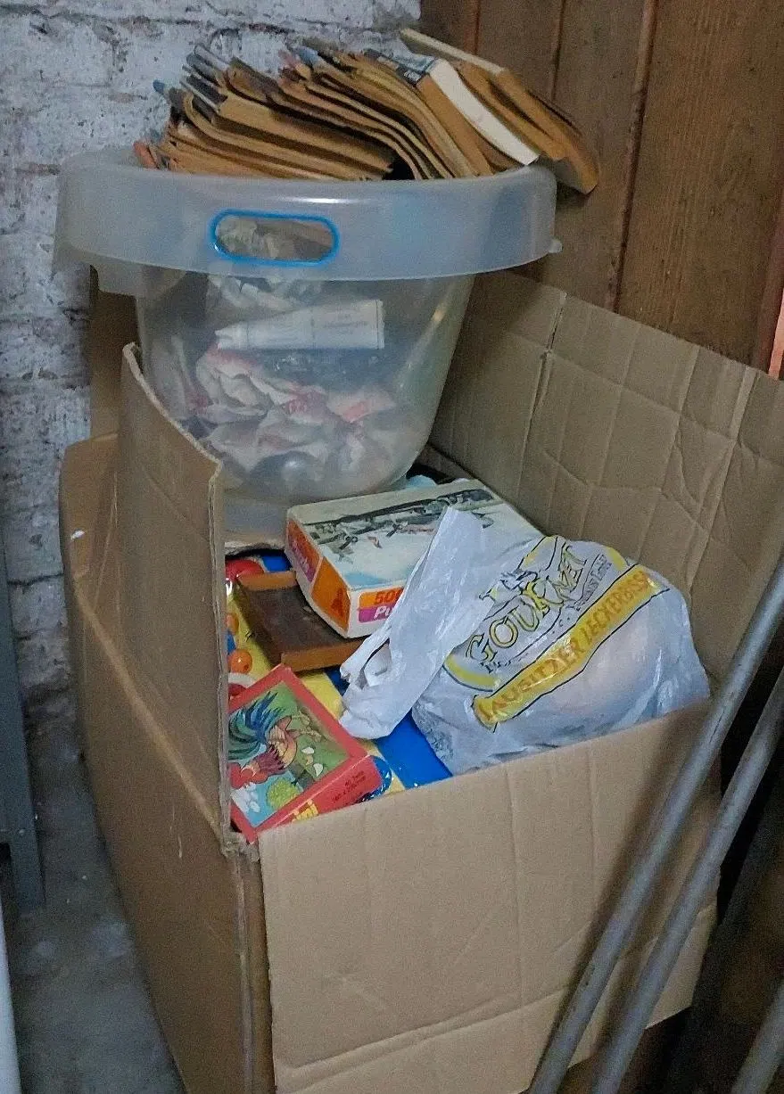 Flohmarktkiste komplett - Abholung bis 14.10. sonst Müll