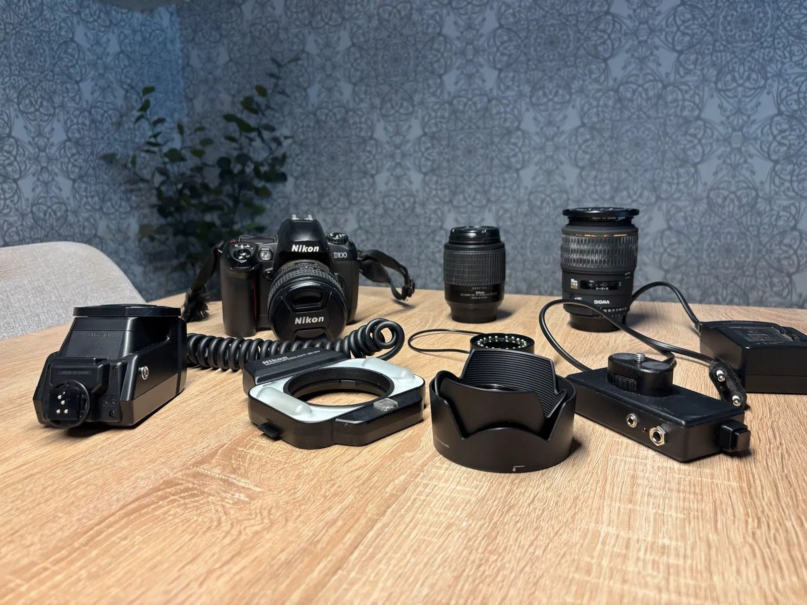 Nikon D100 Spiegelreflexkamera Set mit 3 Objektiven & Macro Blitz