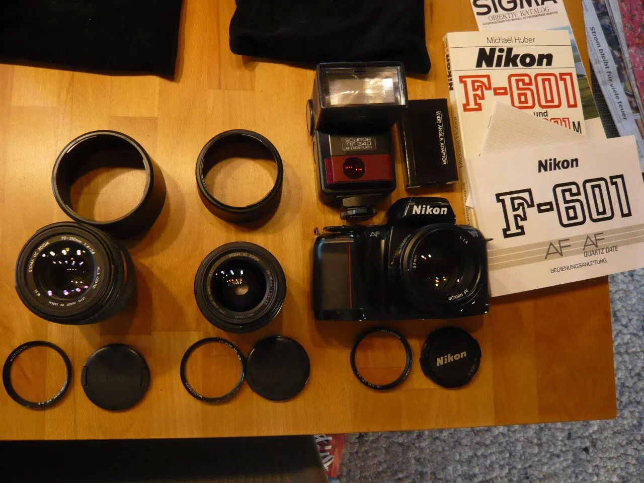 NIKON F-601 AF Spiegelreflex-Kamera, mit 2 Objektiven u. Zubehör