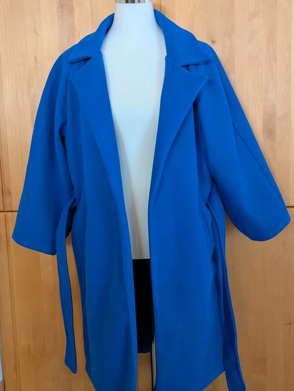 Blauer Damenmantel mit Bindegürtel
