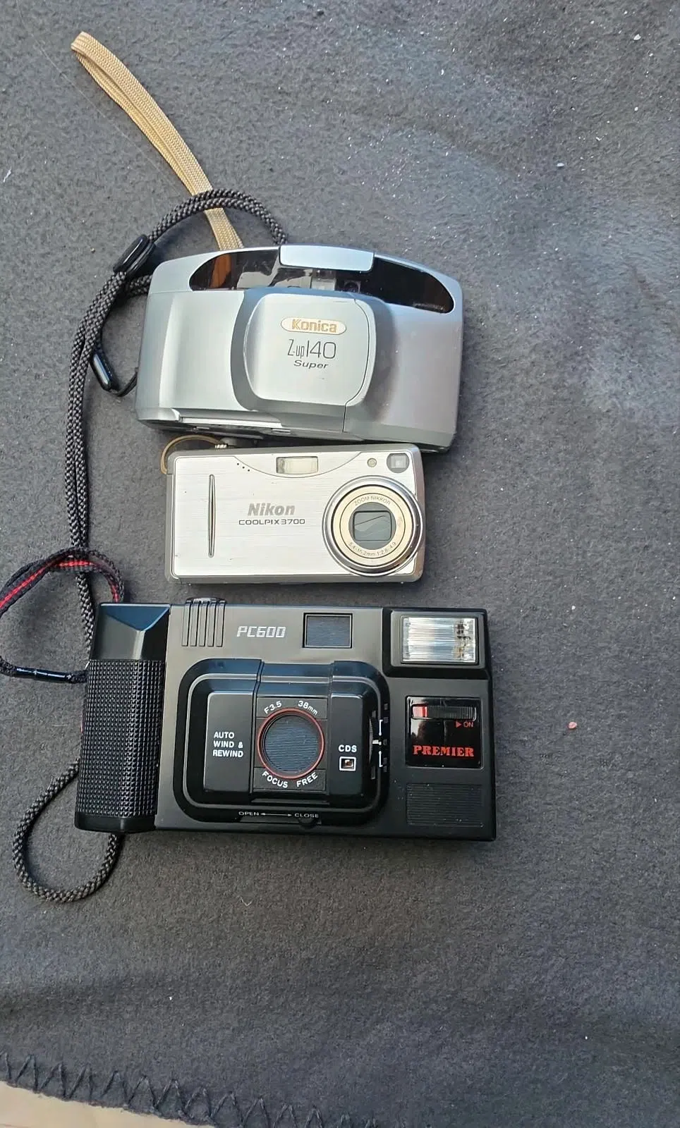 3 Kompaktkameras: Konica, Nikon Coolpix 3100, Premier PC600