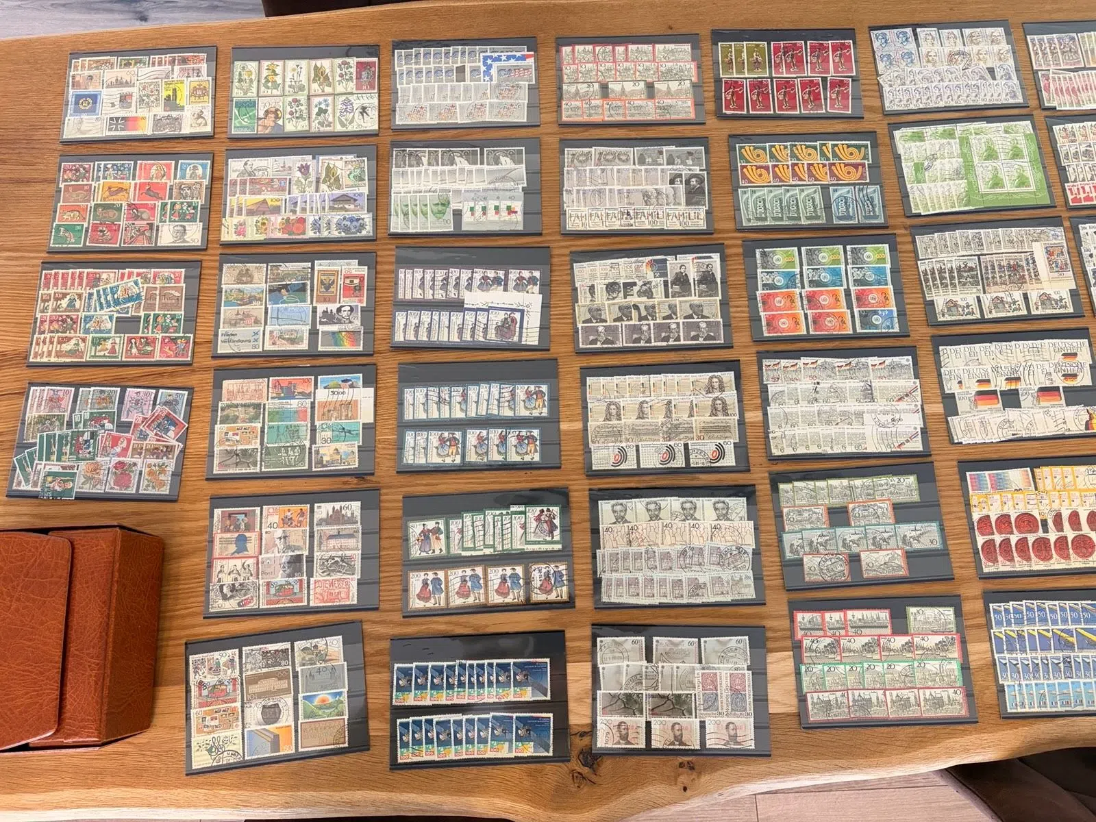 Großer Briefmarken-Dublettenbestand | 2 Boxen Deutschland