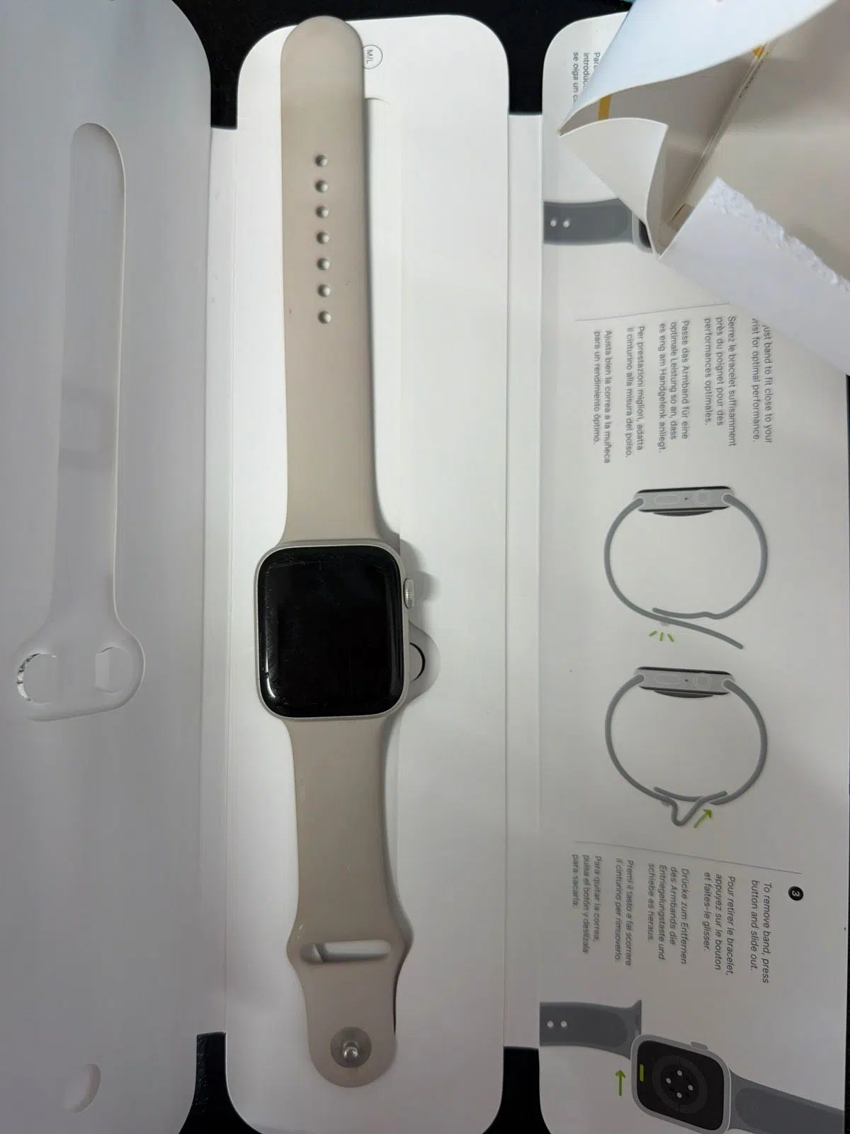 Apple Watch mit beigem Sportarmband