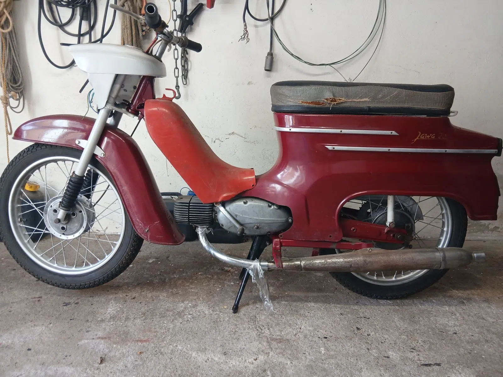 Jawa 50 Typ 20 Moped mit Ersatzteilen