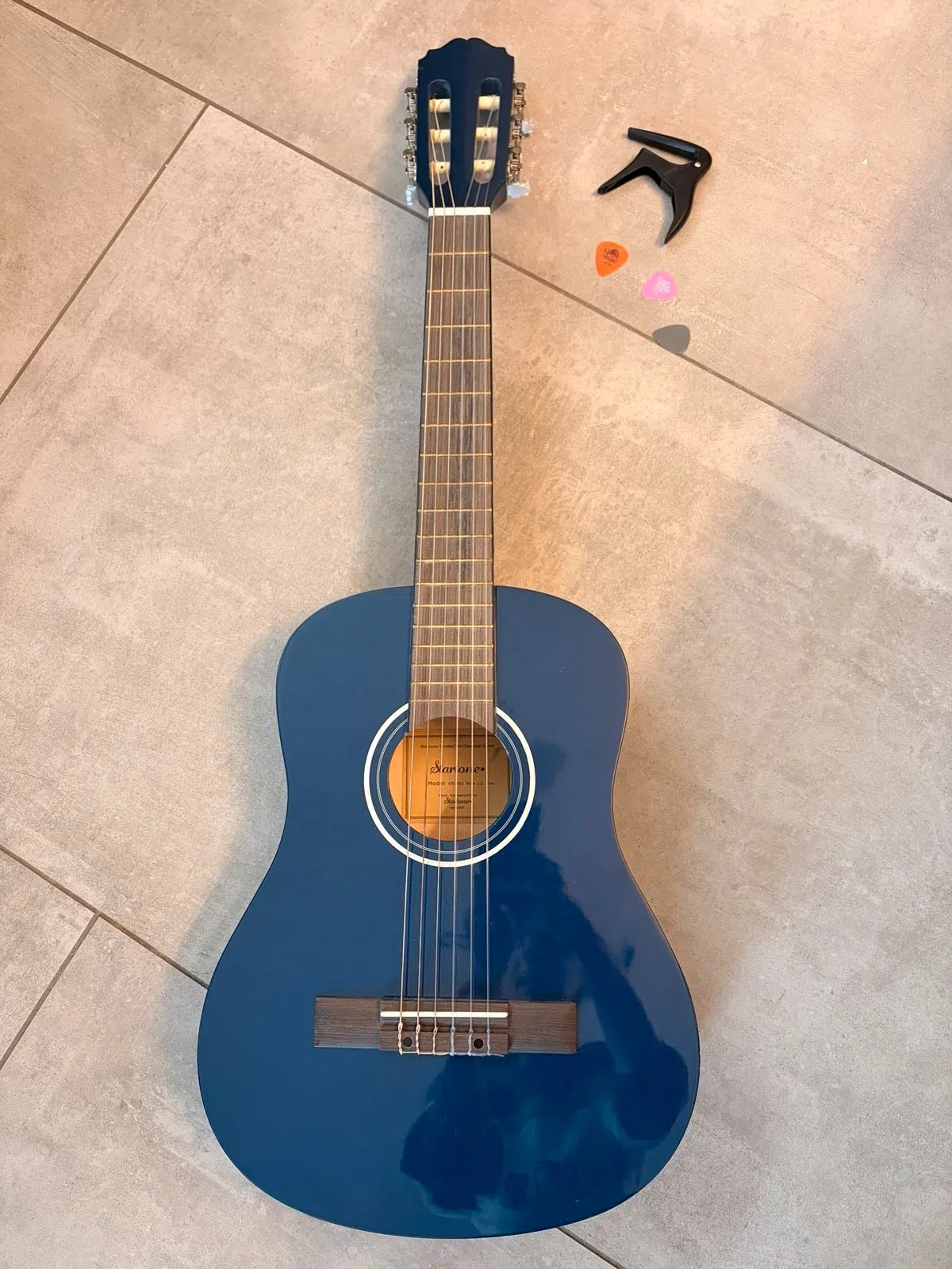 Startone Kindergitarre blau mit Kapodaster und Plektren
