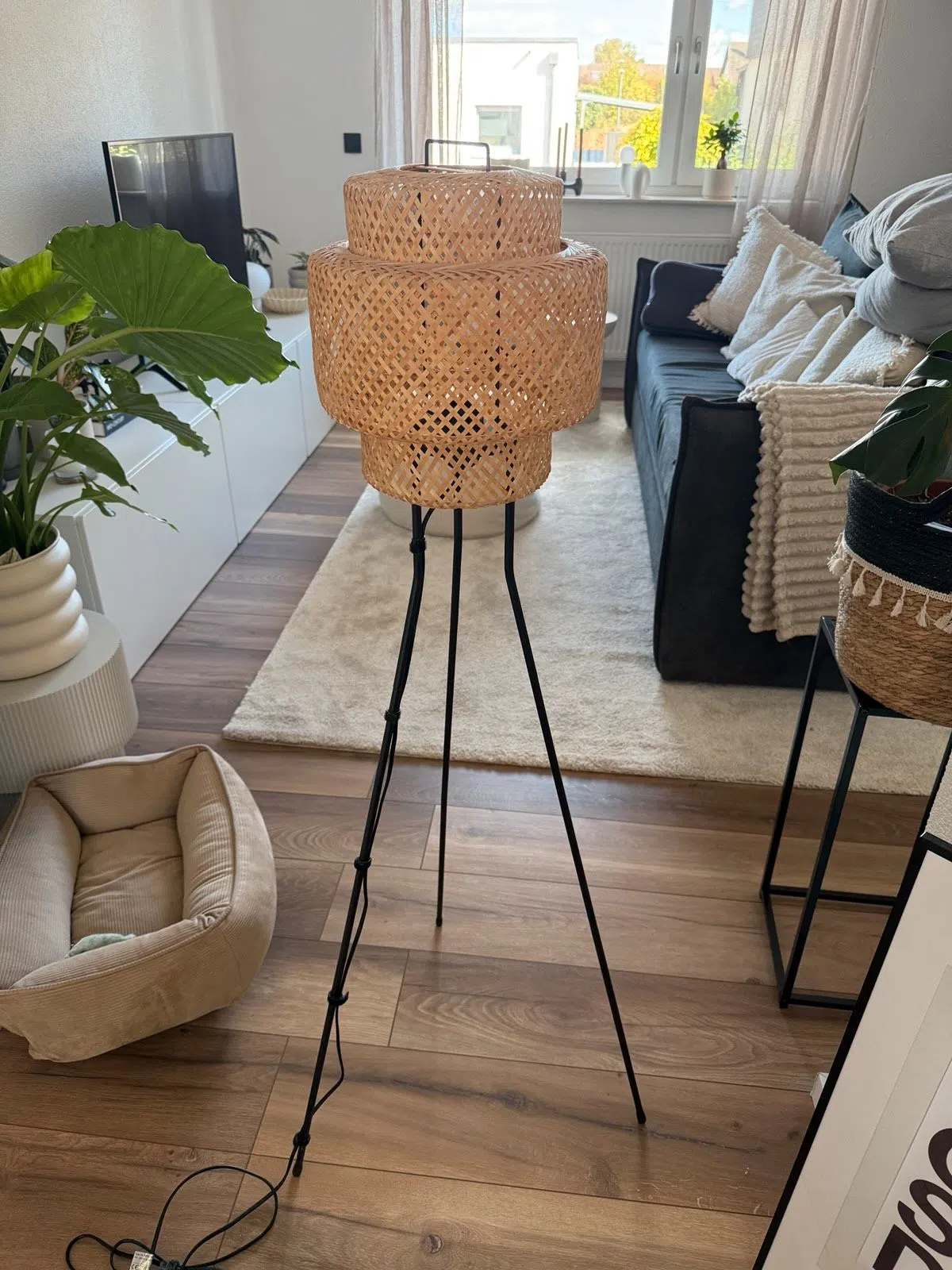 IKEA SINNERLIG Stehlampe mit geflochtenem Bambusschirm