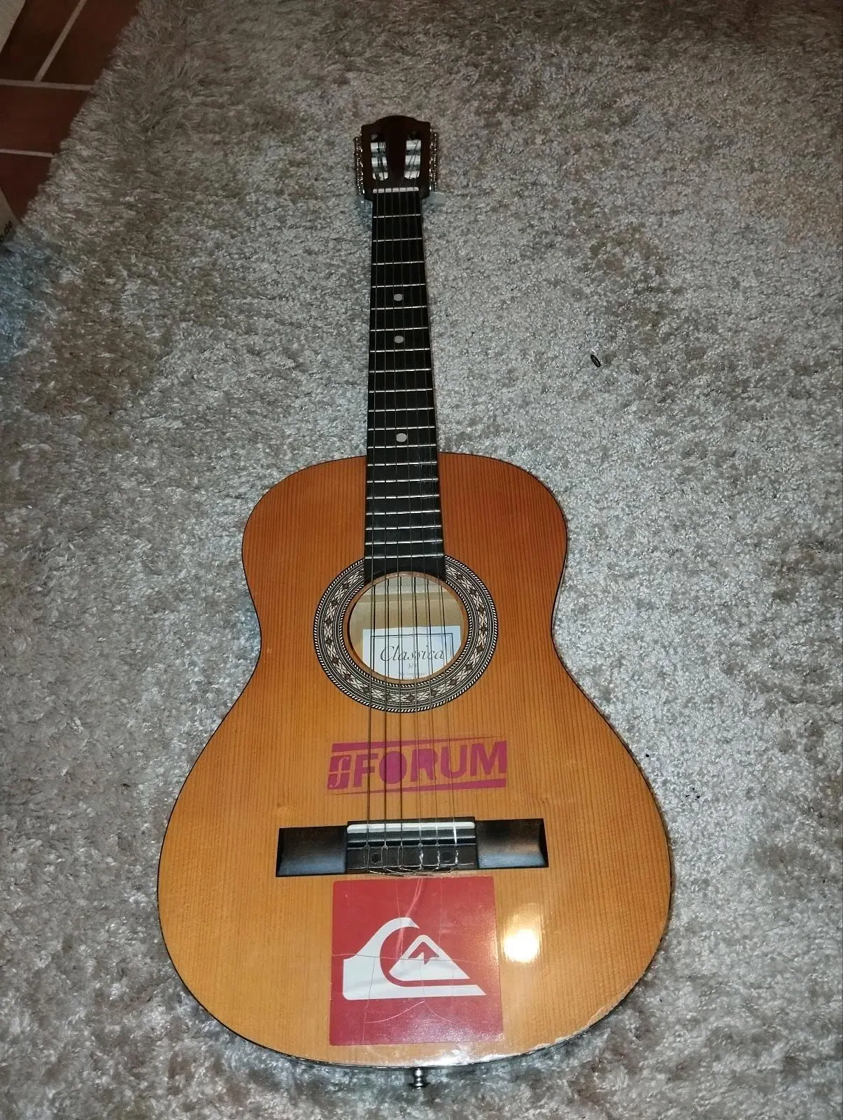 2 Akustikgitarren: 3/4 Gitarre und Standardgröße mit Tasche