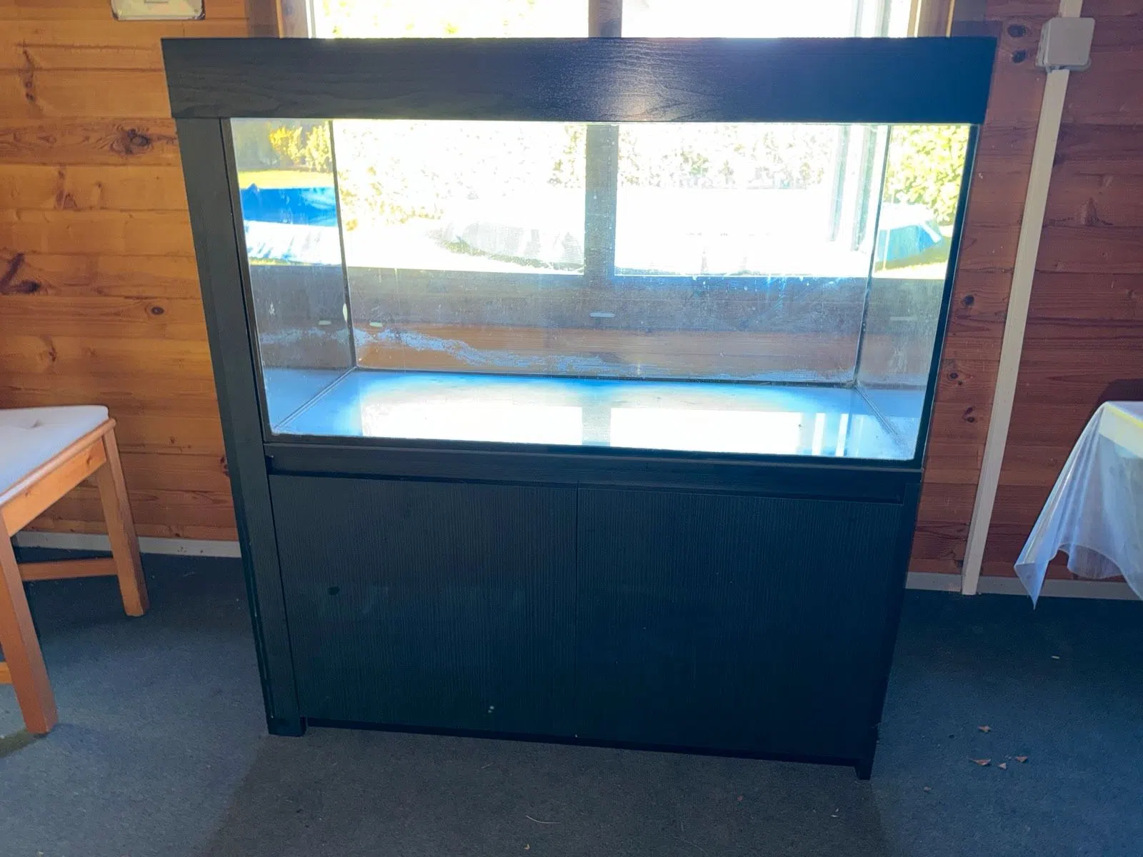200-Liter-Aquarium mit Unterschrank und maßgefertigtem Deckel