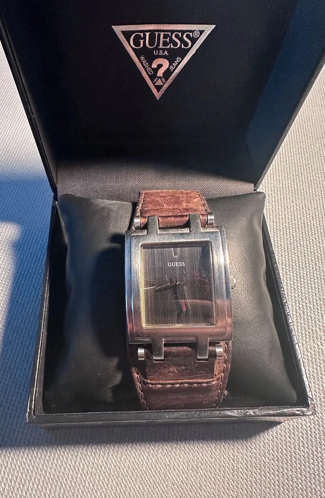 Guess Armbanduhr mit braunem Lederarmband in Box