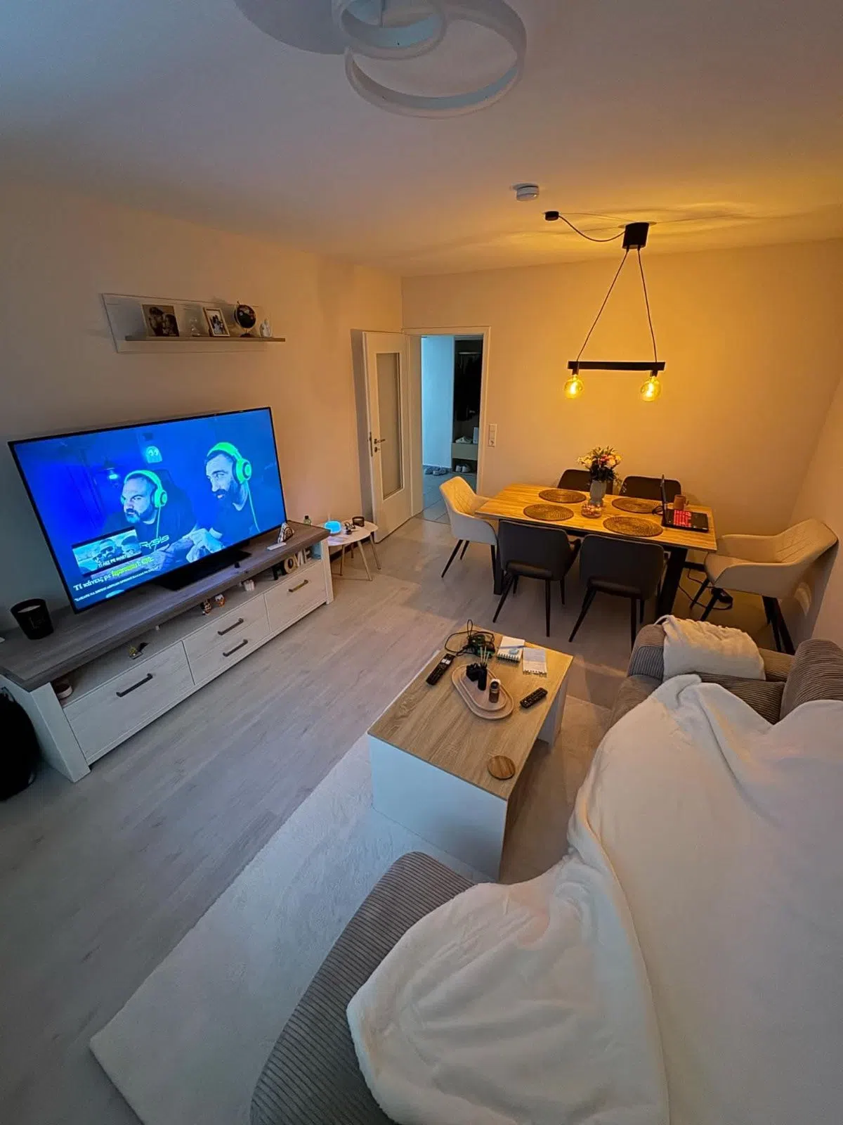 Ausziehbarer Esstisch mit Stühlen, Couch lowboard