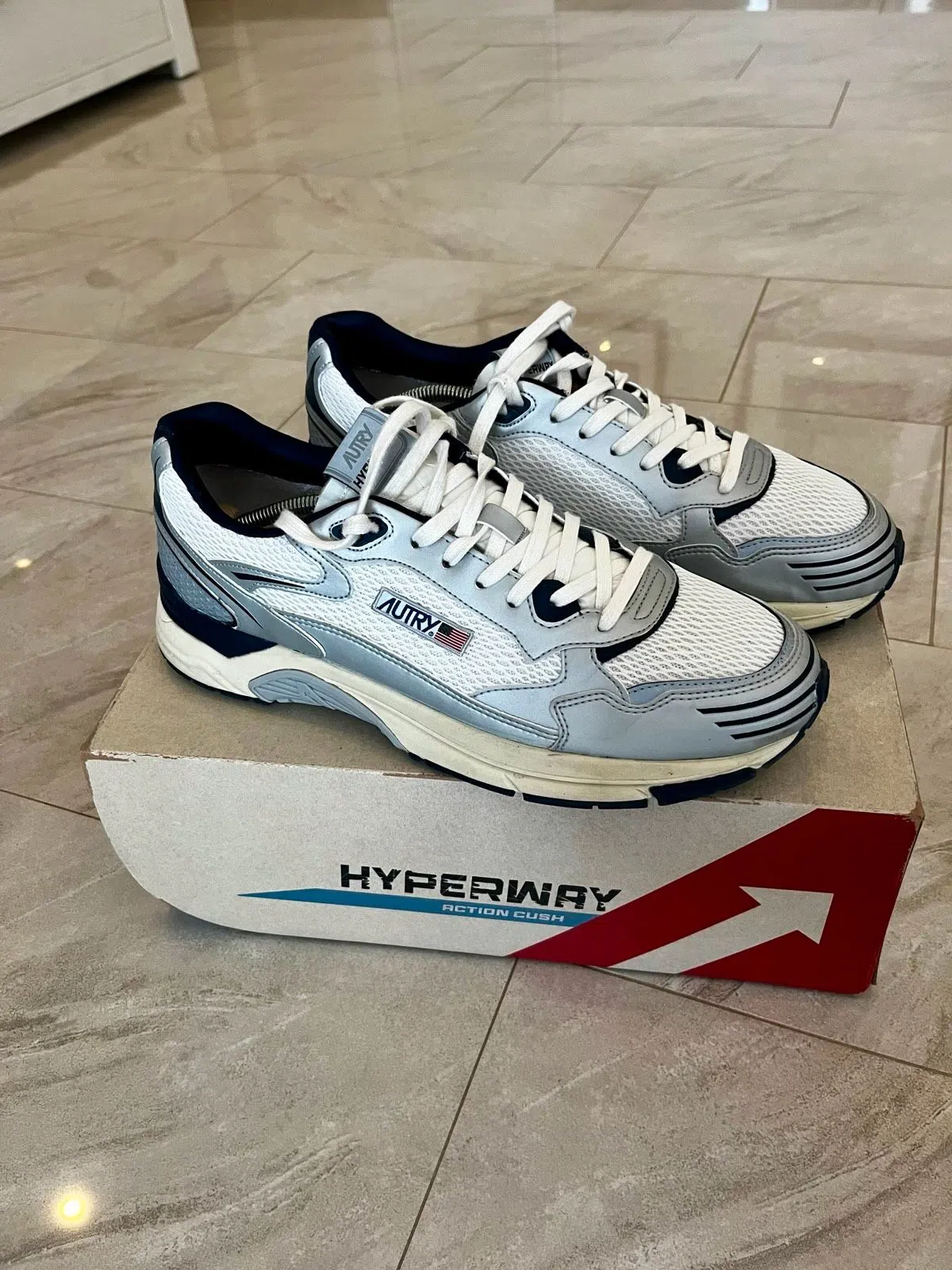 Autry Hyperway Sneaker in Silber/Weiß/Blau