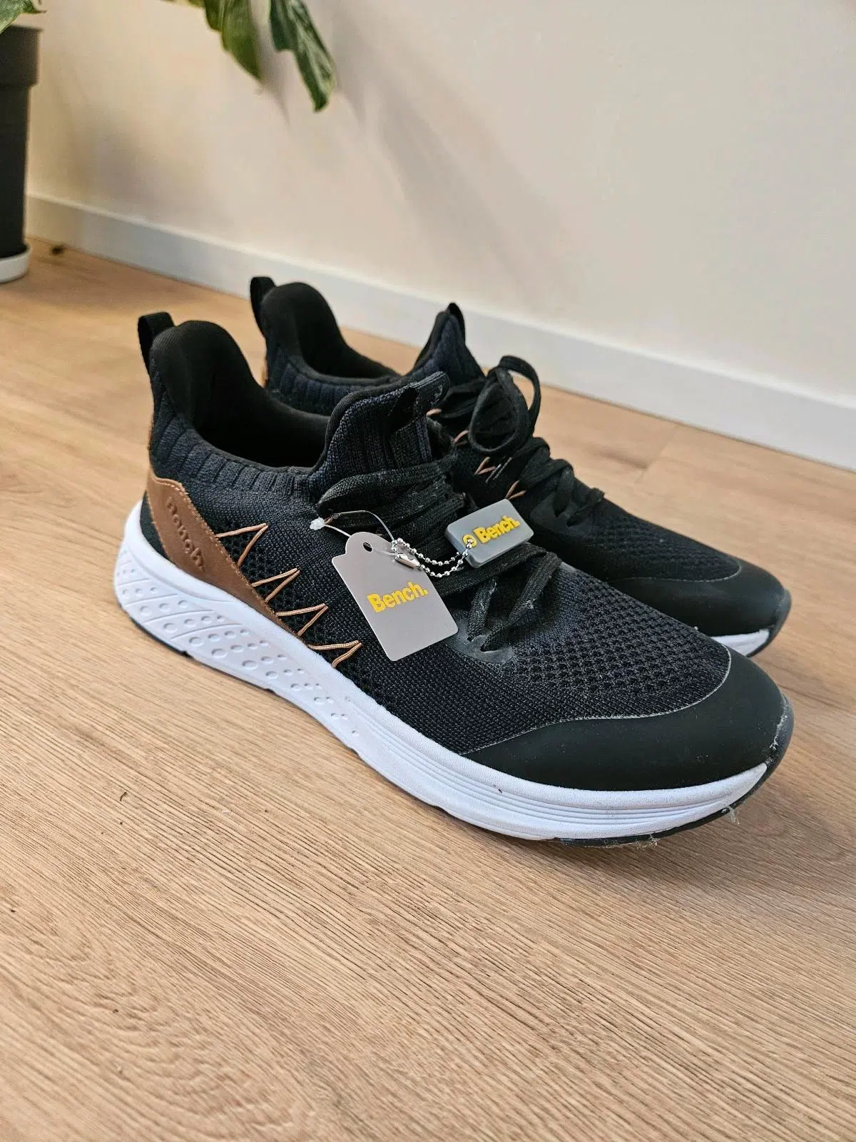 Bench Sneaker, Größe 43, Schwarz mit braunen Akzenten, Neu