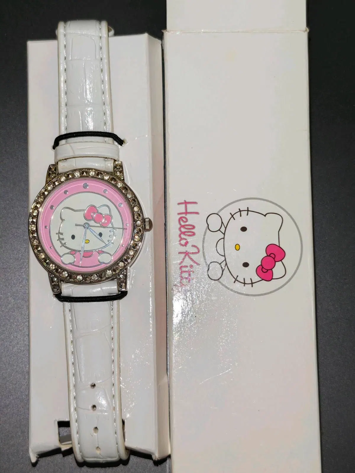 Hello Kitty Armbanduhr weiß mit Strasssteinen und Box