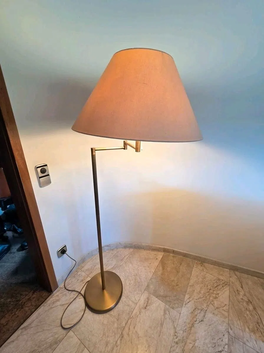 Stehlampe mit Messing-Fuß und Textilschirm
