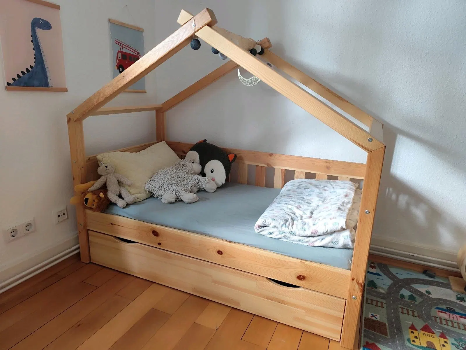 Traumhaftes Kinderbett Hausbett, Bettkasten + Rausfallschutz
