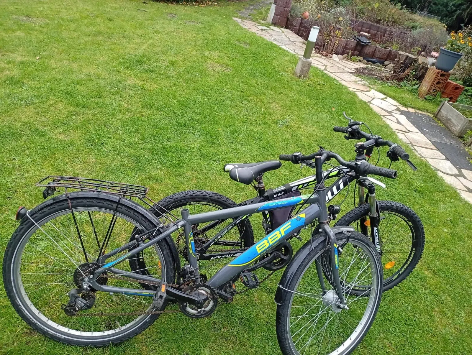 Zwei Defekte Fahrräder 26 Zoll & 24 Zoll