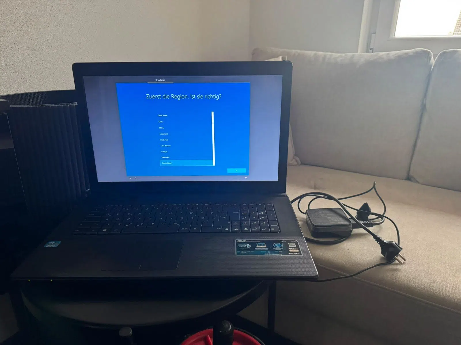 ASUS F75V Laptop mit Netzteil