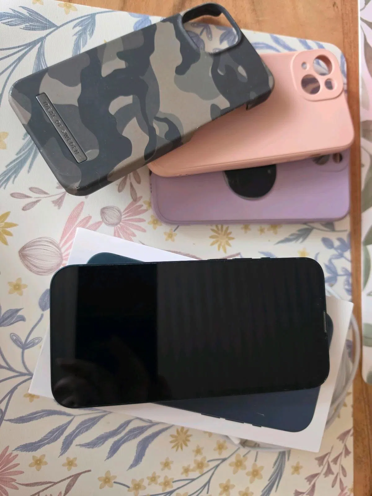 Apple iPhone mit Originalverpackung und 3 Hüllen
