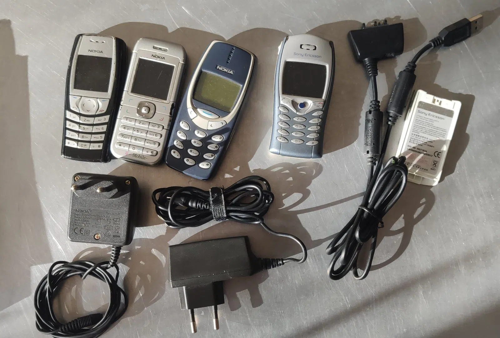 Handy Konvolut Nokia / Sony Ericsson + zwei Nokia Ladegeräte