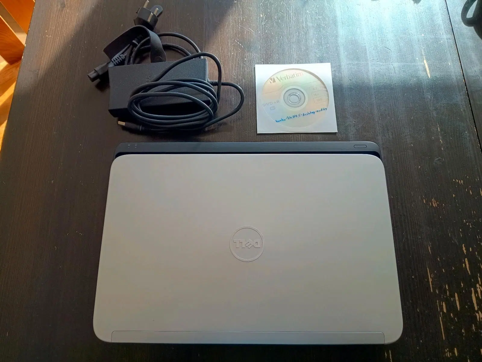 Dell XPS L502X Laptop mit Netzteil und installiertem Lubuntu