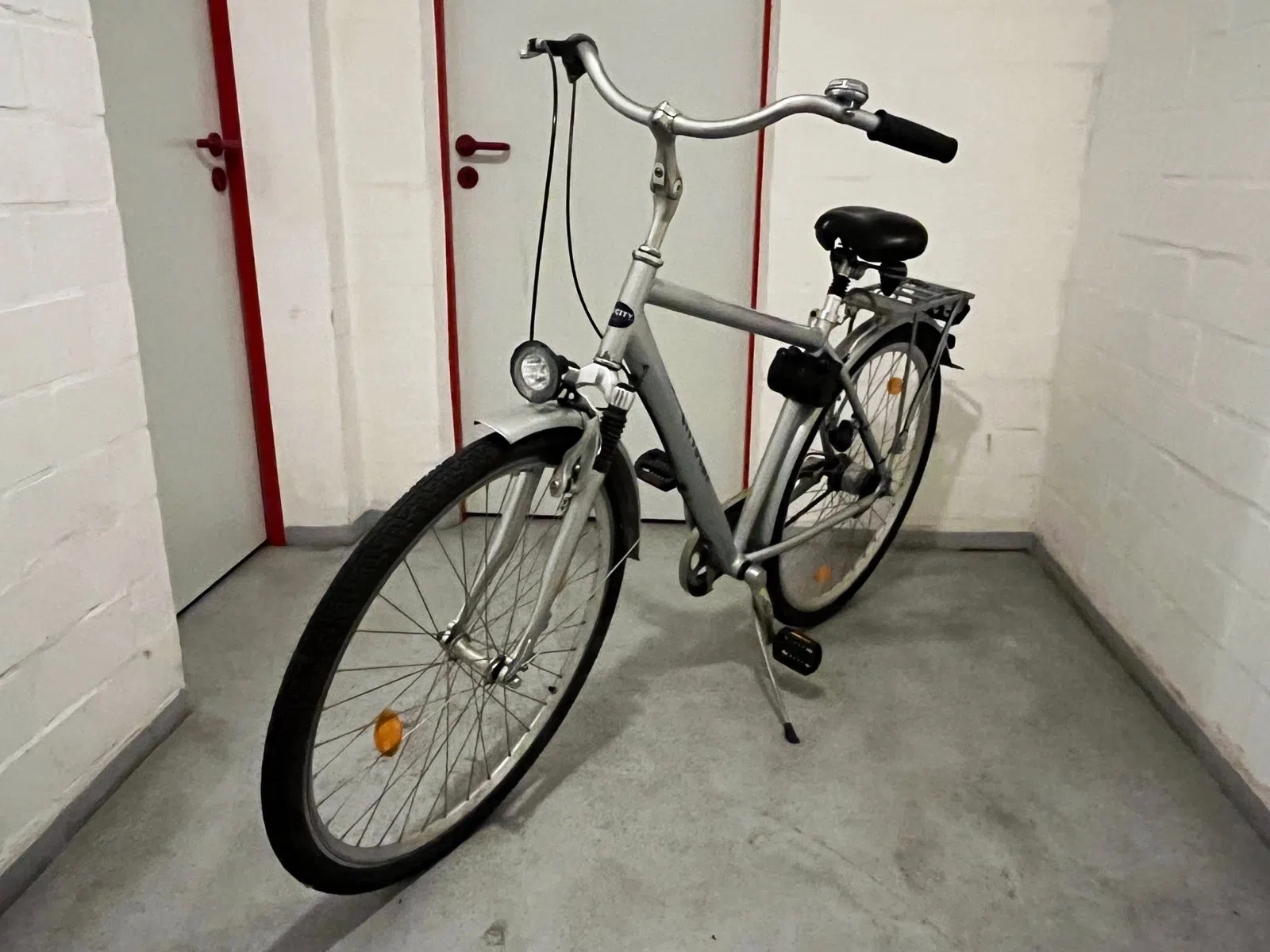 Silbernes Citybike Herrenfahrrad