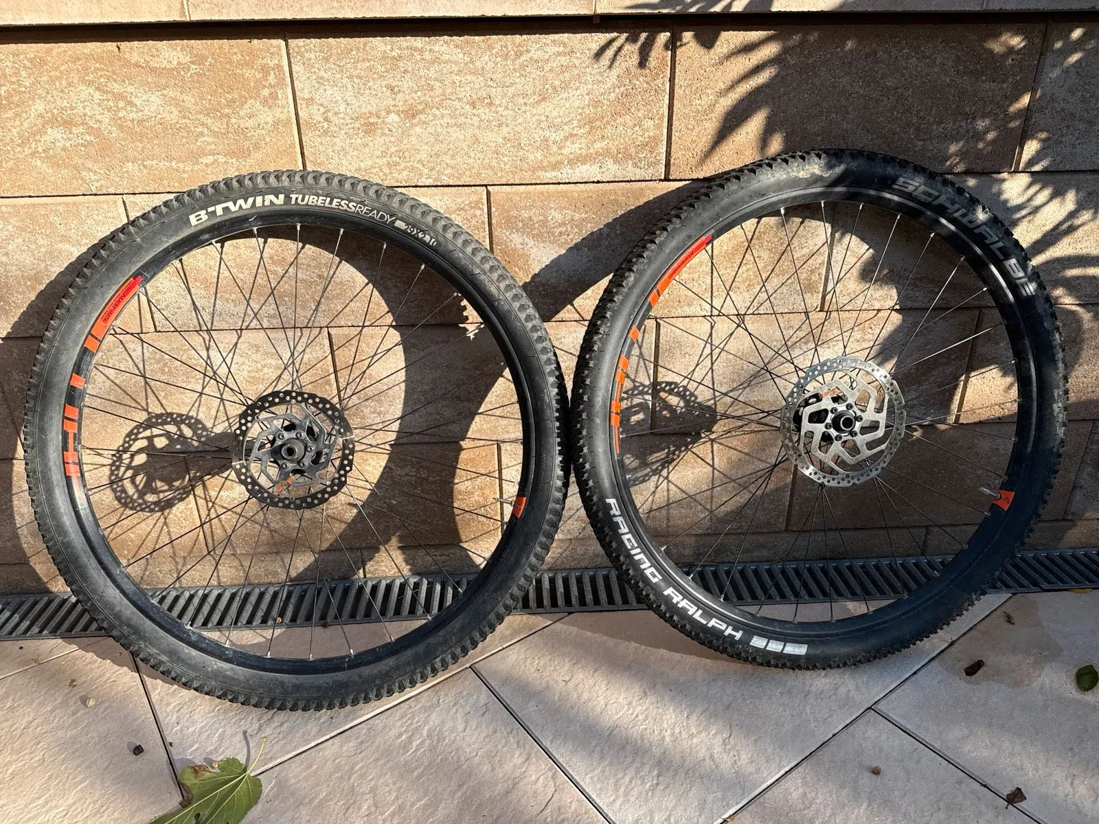 MTB Laufradsatz 28 Zoll mit Reifen und Bremsscheiben