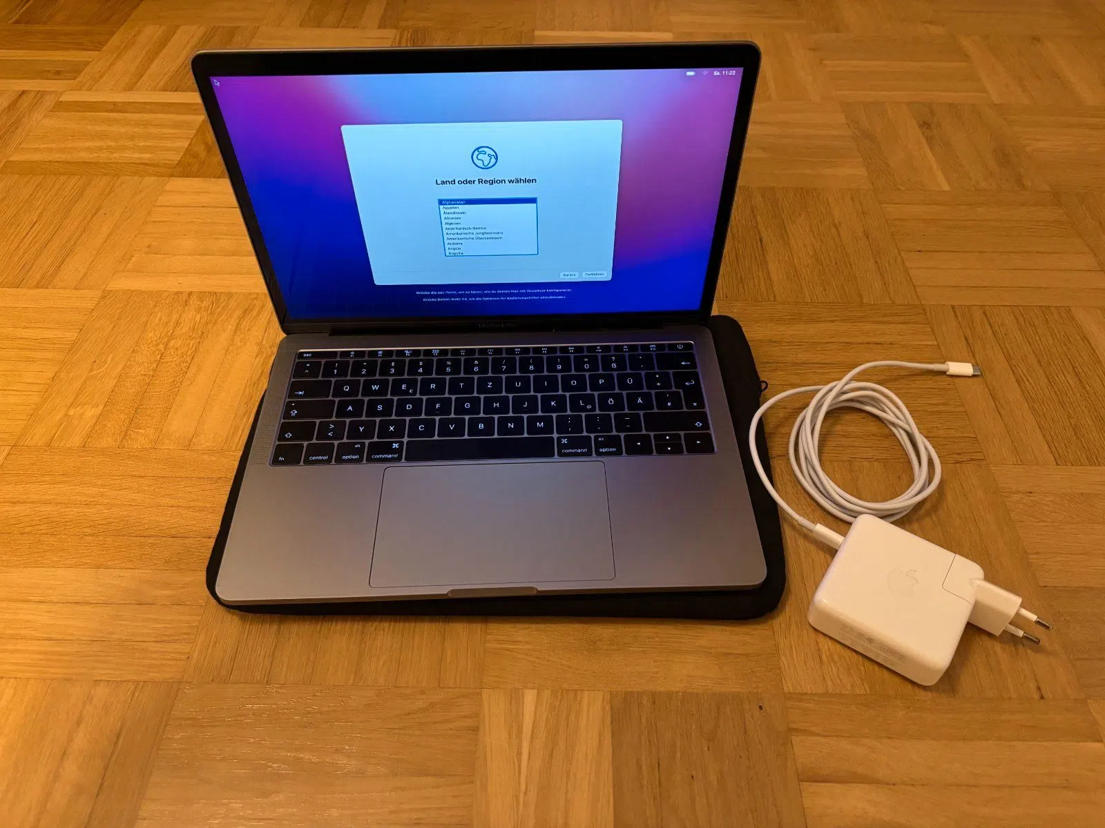 MacBookPro 13.3 Space Grau/2.0 GHZ/8 GB/256 GB inkl. Tasche