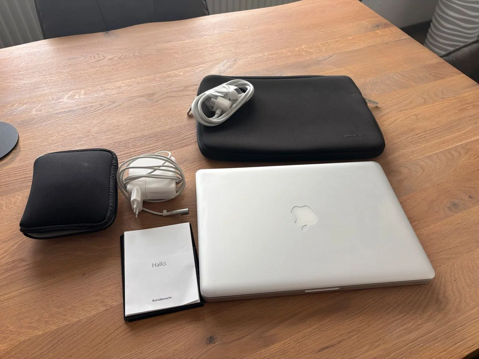 Apple MacBook Pro 13 Zoll mit Zubehör