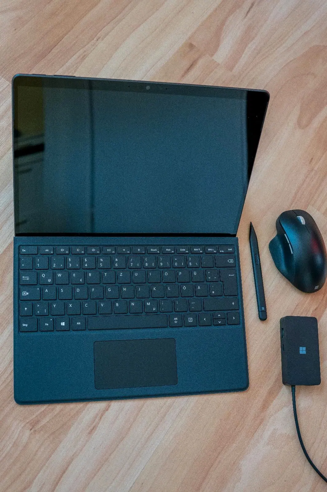 Microsoft Surface Pro 9, i7, 16GB RAM, 256GB mit viel Zubehör