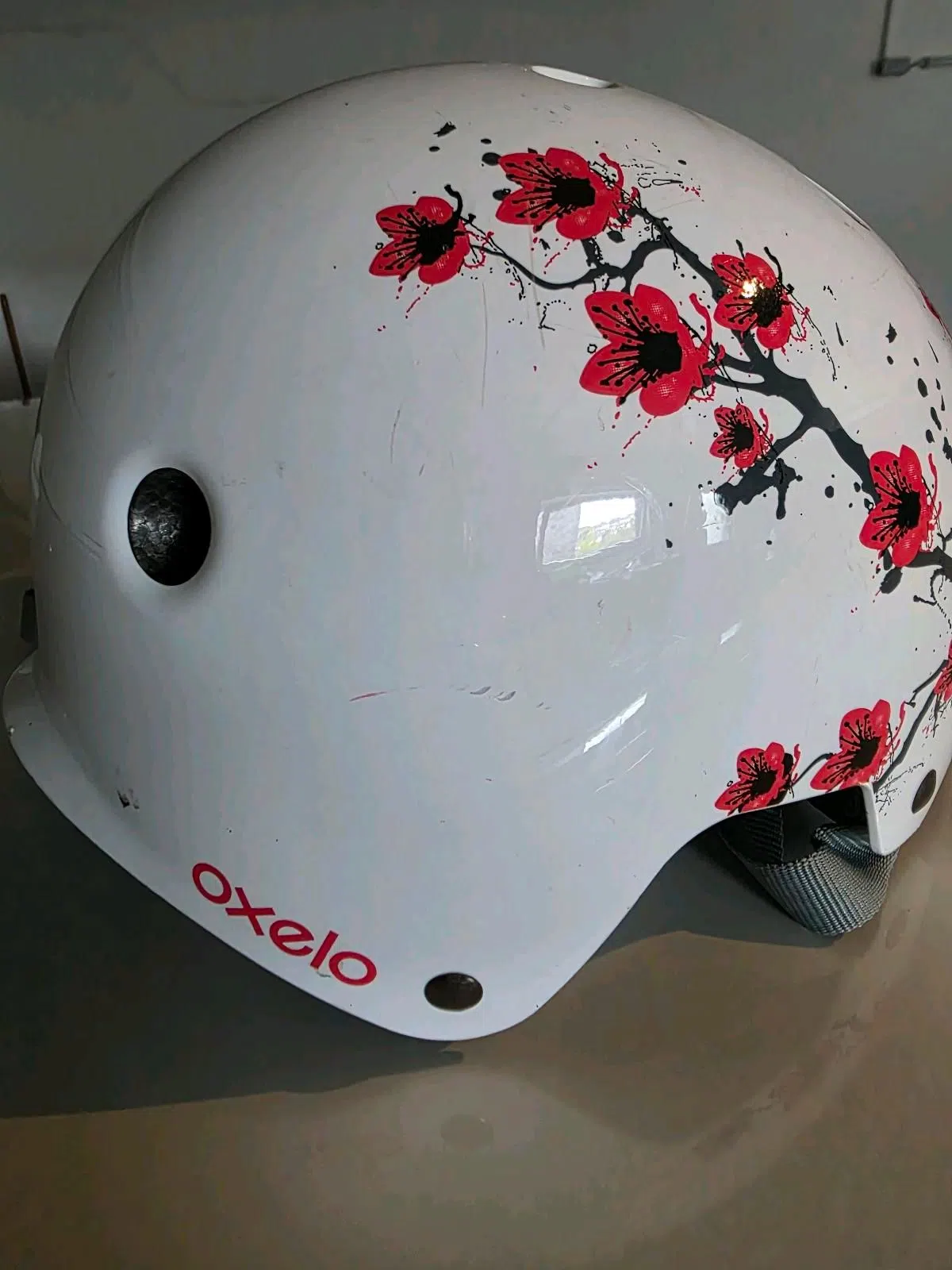 Oxelo Helm weiß mit Blumenmuster