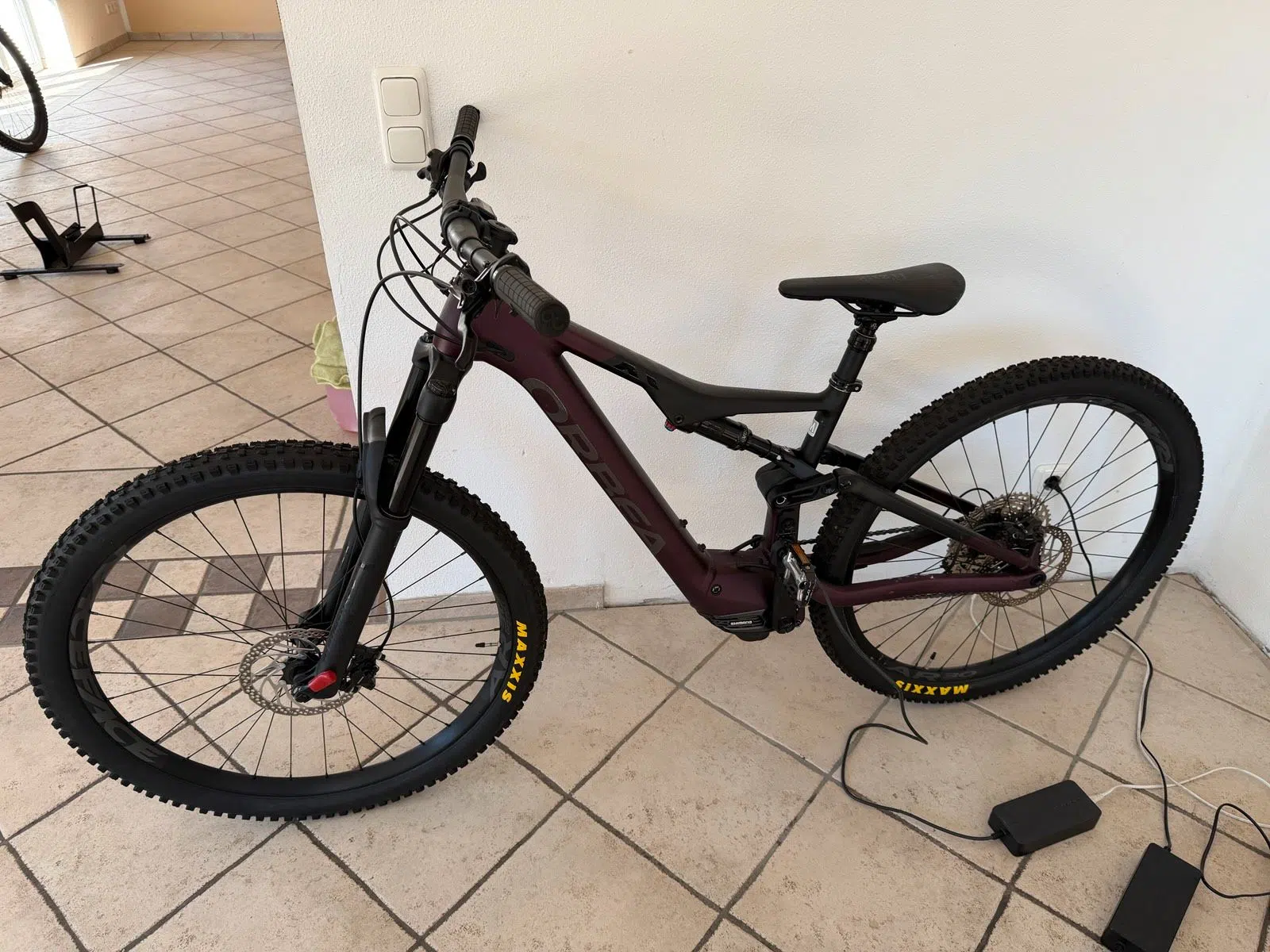 Orbea Rise H30 E-Mountainbike Mulberry/Black Größe M 2023