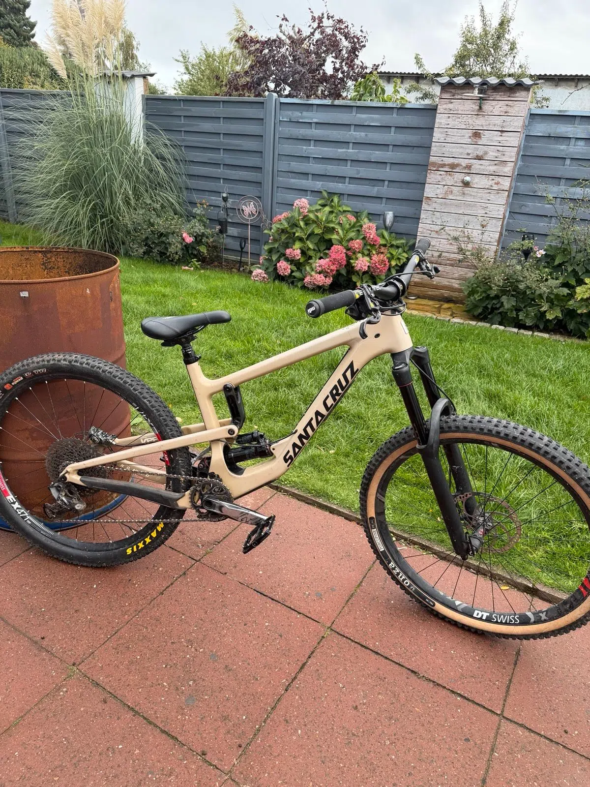 Santa Cruz Nomad V4 Carbon | Größe M | viele Neuteile