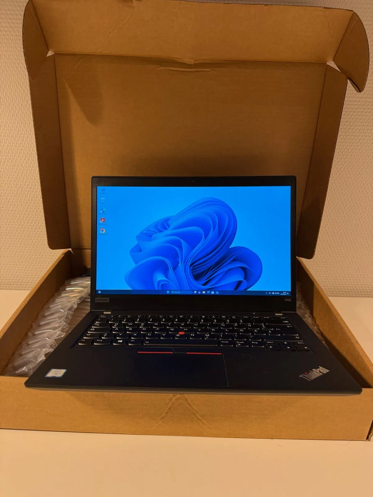 A-WARE Lenovo ThinkPad T490 | i7-8565U | 24GB RAM | 512GB SSD | 14" FHD IPS | Win 11 Pro | Refurbished