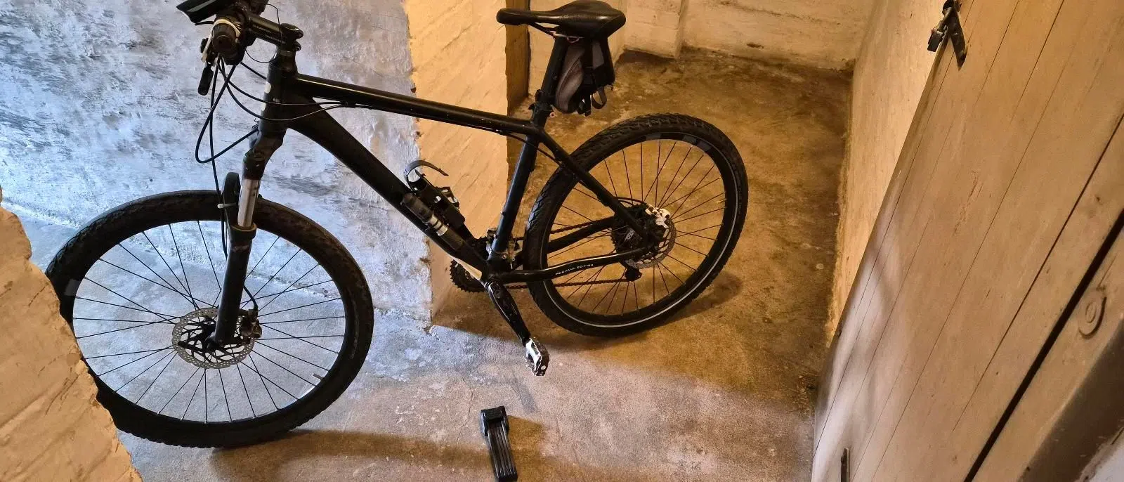 Schwarzes Mountainbike Herrenfahrrad